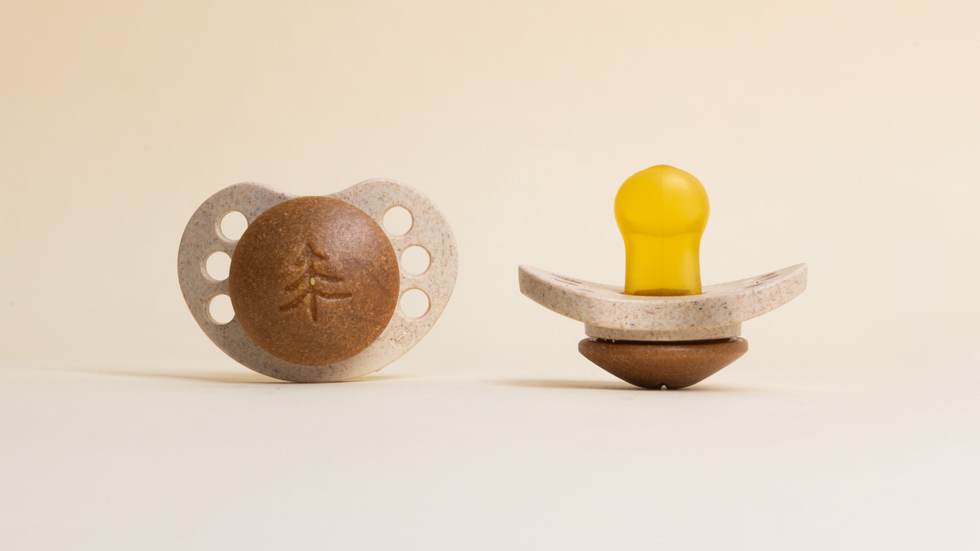 Närbild av Skogen Baby-napp med naturligt gummi och hållbar skandinavisk design.