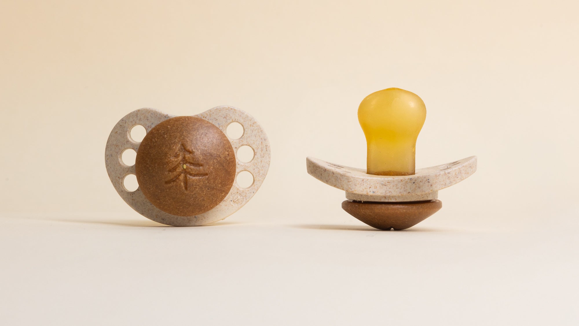 Säker napp för små barn, designad av Skogen Baby med miljövänliga material.