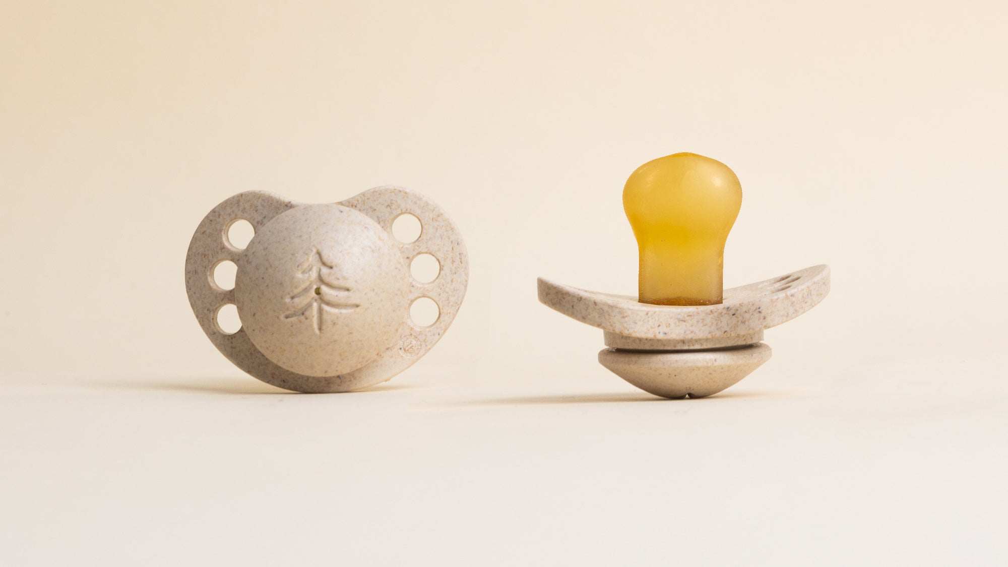 Ekologisk napp i björk med naturligt gummi, designad för komfort och säkerhet av Skogen Baby.