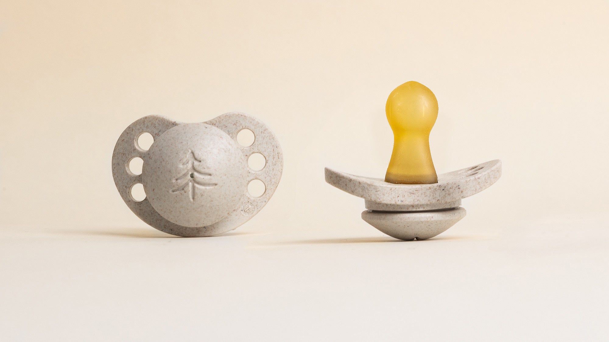 Skogen Baby-napp i biobaserade material, med en design inspirerad av naturen.