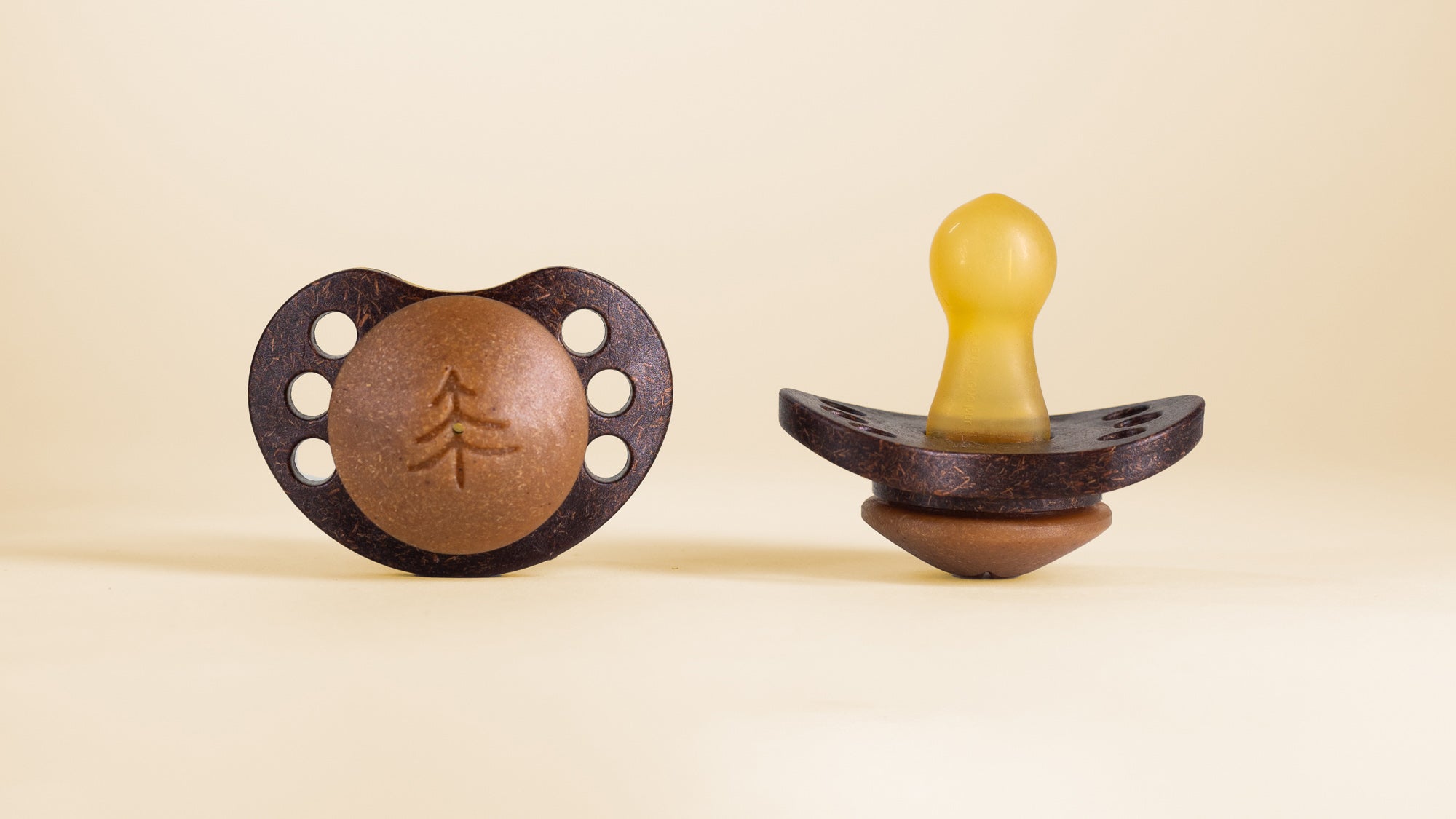 Ekologisk napp från Skogen Baby tillverkad av 97 % förnybara material och naturligt gummi, miljövänlig och producerad i Sverige, fri från skadliga ämnen.
